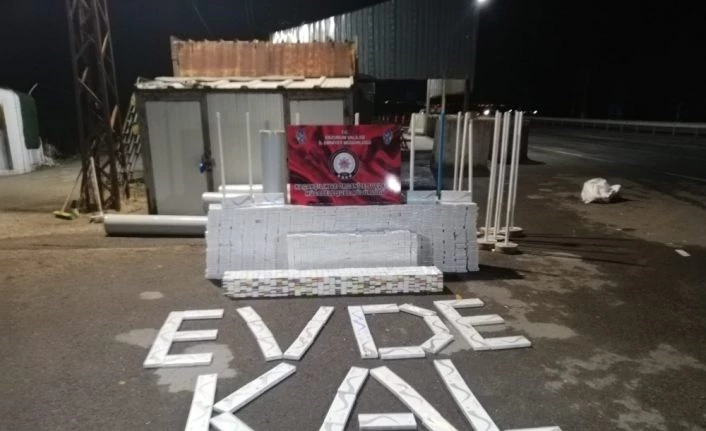 Erzurum’da polis ekipleri 8 bin 850 paket kaçak sigara yakaladı, ardından sosyal mesafeli öz çekim yaptı