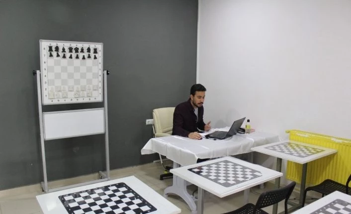 Evden çıkamayan çocuklara online satranç eğitimi