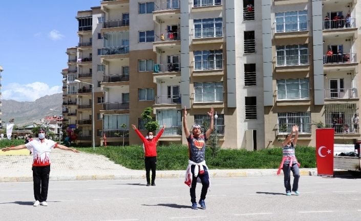 Van'da evlerde kalan vatandaşlara jimnastik