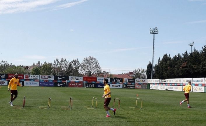 Galatasaraylı futbolcular sosyal mesafe ve hijyen kurallarına uyarak çalışıyor