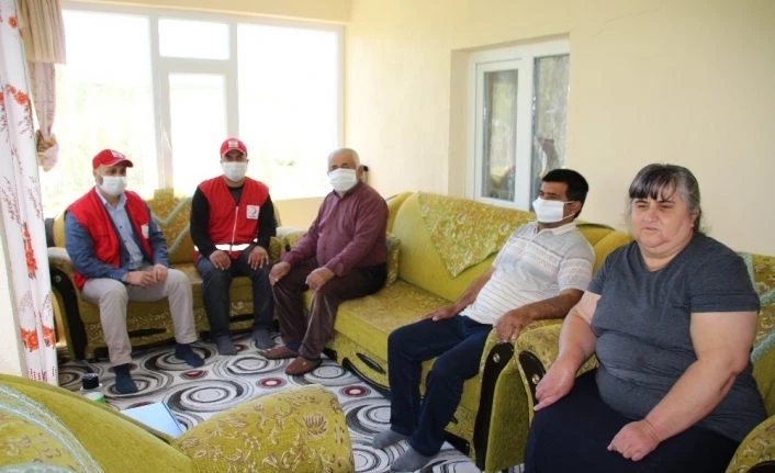Görme engelli kardeşlere gıda yardımı