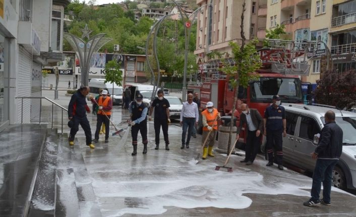 Hakkari cadde ve sokakları köpüklü suyla yıkandı