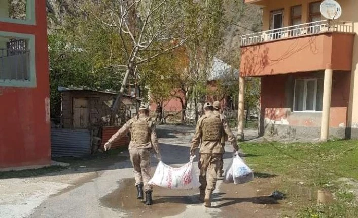 Hakkari Jandarma ekiplerinden örnek davranış