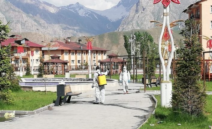 Hakkari’de çocuk parkları dezenfekte edildi