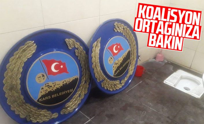 HDP'li Kars Belediyesi, Türk bayraklı tabelayı tuvalete koydu