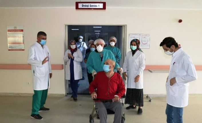 İki kez kalbi duran 62 yaşındaki hasta korona virüsü yenerek taburcu oldu