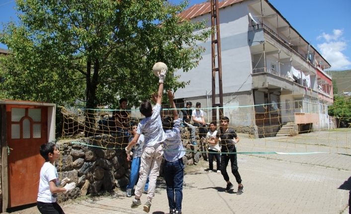 İnşaat ipini file yapan çocuklar, futbol topuyla voleybol oynadı