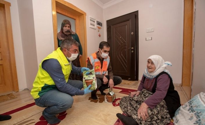 İpekyolu Belediyesinden annelere çiçek