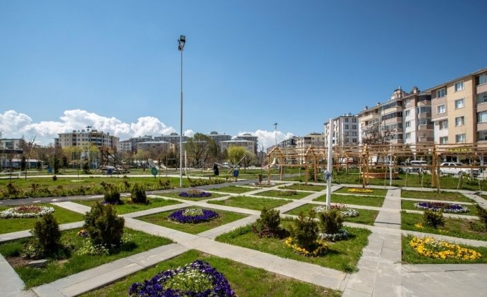 İpekyolu’ndaki park ve bahçelerde hummalı çalışma