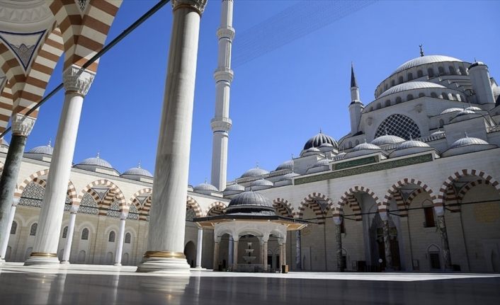 İstanbul'da avlusu ve çevresi müsait olan camilerde cuma namazı kılınabilecek