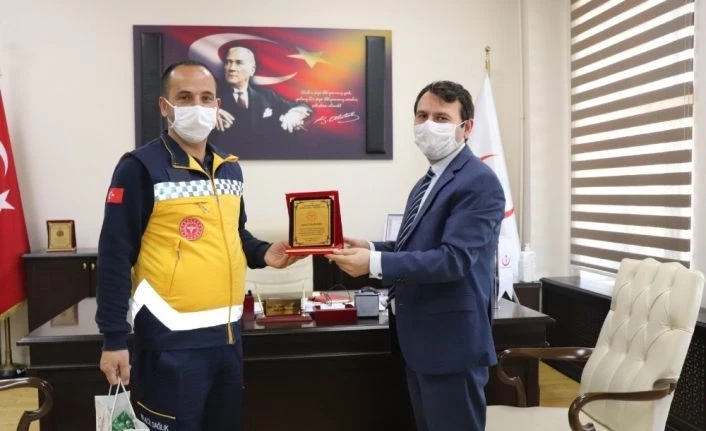 Kars’ta ambulans şoförüne plaket verildi