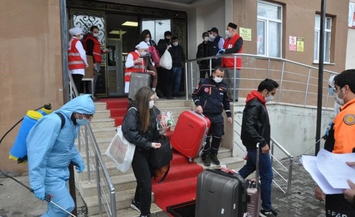 Kars’ta karantina süreleri dolan 103 kişi memleketlerine gönderildi