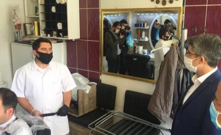 Kaymakam Çalışır, berberleri denetledi