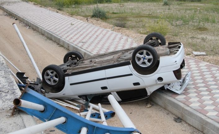 Kaza yapan otomobil üst geçitten düştü: 3 yaralı