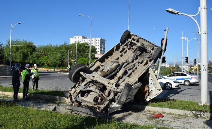 Kırmızı ışıkta geçen otomobil minibüse çarptı: 3 yaralı