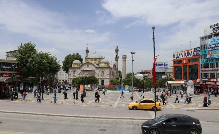 Kısıtlama kararı bayram alışverişini olumsuz etkiledi