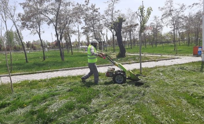 Van'da kısıtlamada park ve bahçe çalışmaları sürüyor