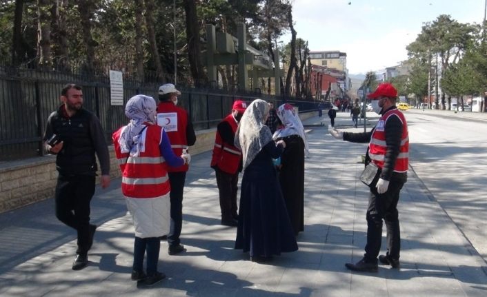 Kızılay gönüllülerinden maske ve dezenfektan dağıtımı