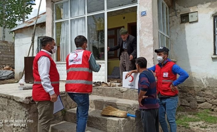 Muradiye'de Kızılaydan 65 yaş ve üstü vatandaşlara bayram kolisi