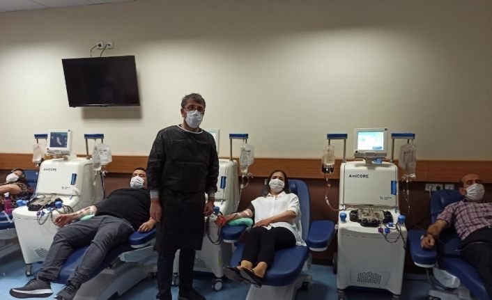 Korona virüsü yenen gazeteci ailesiyle birlikte plazma bağışında bulundu