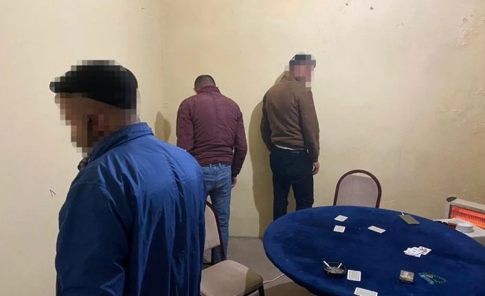 Kumar oynamak için ev kiralayan 7 kişi gözaltına alındı