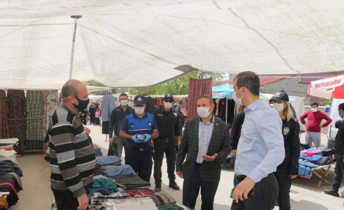 Maske dağıtıldı, vatandaşlar sosyal mesafe konusunda uyarıldı