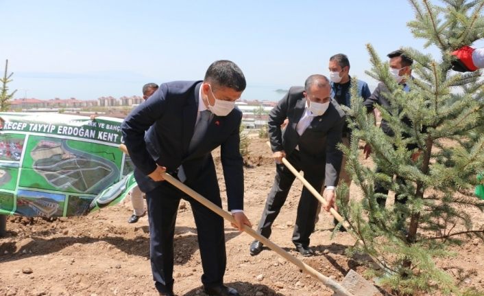Mehmetbeyoğlu ve Arvas, Erciş Kent Ormanı’ndaki çalışmaları inceledi