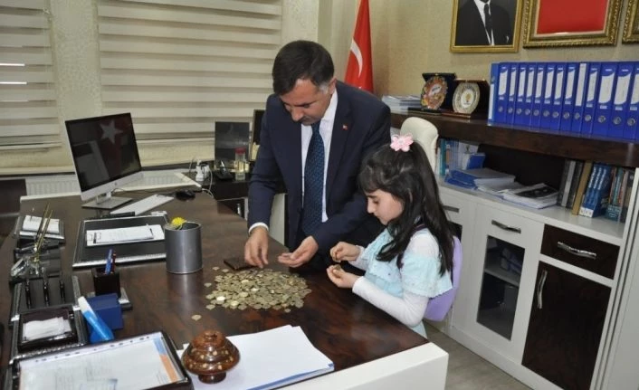 Minik Kardelen ‘Biz Bize Yeteriz Türkiyem’ kampanyasına kumbarasını bağışladı