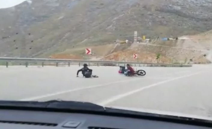 Motosikletle kaza anı cep telefonu kamerasına yansıdı
