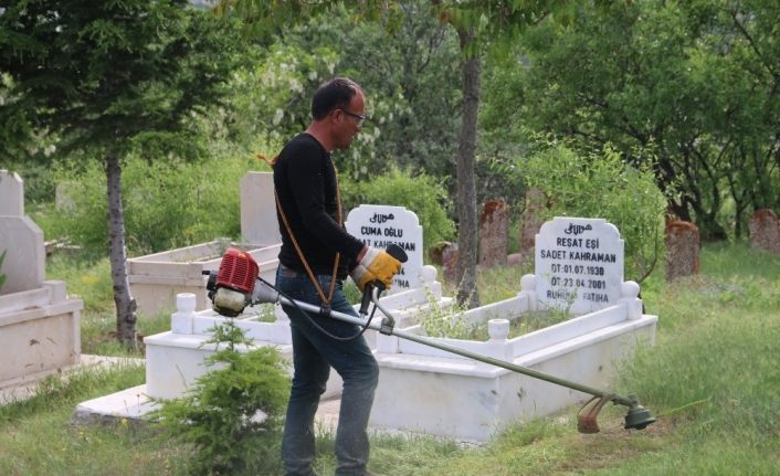 Muhtardan mahalle mezarlığına Vefa hizmeti