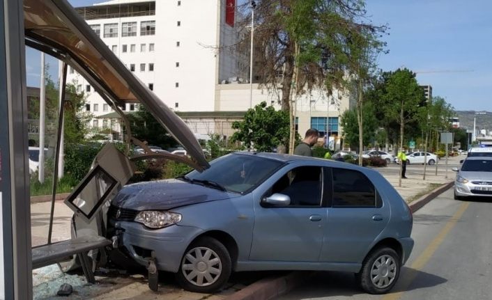 Otomobil, otobüs durağına girdi