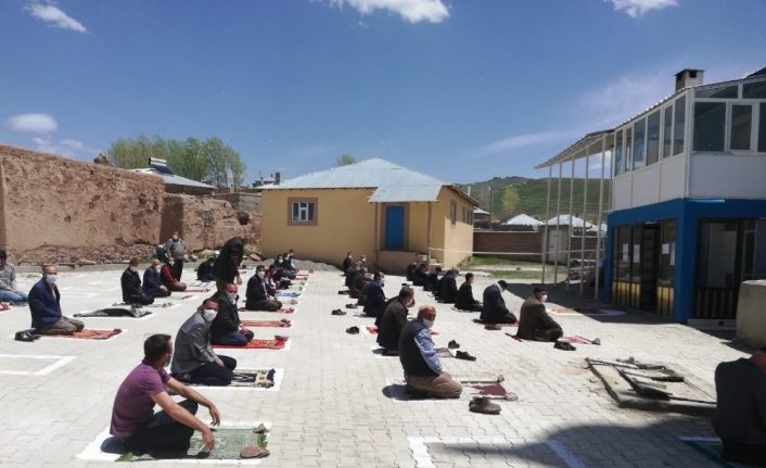 Özalp ilçesinde cuma namazı kılındı