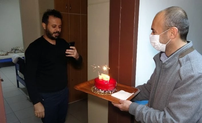 Karantinada kalan 4 kişiye doğum günü sürprizi