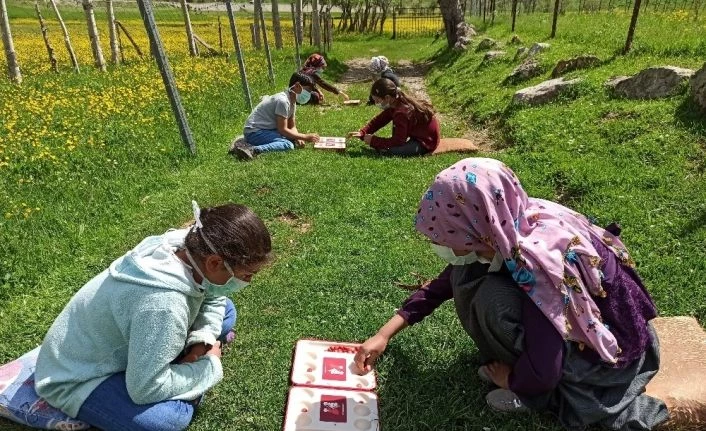 (Özel) Köy çocukları izin günlerinde kırda mangala oynuyor