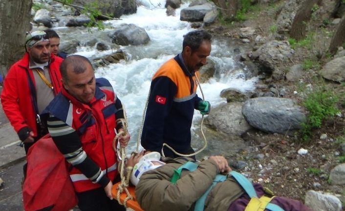 Pancar toplarken ayağı kırılan vatandaş dağda mahsur kaldı