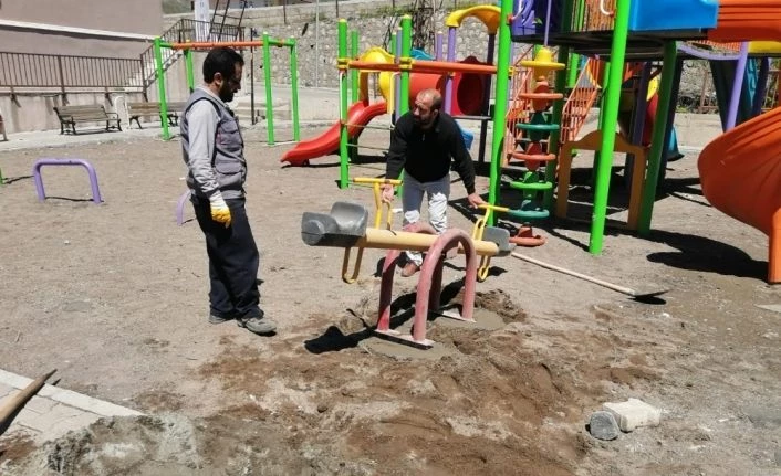Park ve bahçelerde temizlik ve bakım çalışmaları devam ediyor