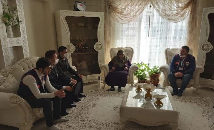 Pasinler Vefa Grubu ihtiyaçlıların yardımına koşuyor