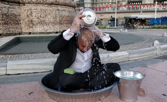 Sanatçı Aydın Taksim’de leğende yıkandı