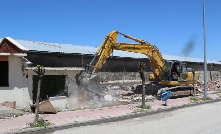 Van'da sebze halinin bitişiğindeki işyerleri yıkıldı