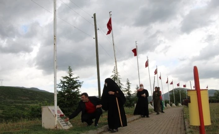 Şehit anneleri, hem evlatlarını hem de 33 şehidin anıtını ziyaret etti