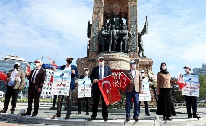 Sendikalar 1 Mayıs dolayısıyla Taksim Cumhuriyet Anıtı'na çelenk bıraktı