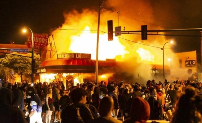 Siyahi Floyd'un ölümüyle başlayan protestolar sonrası Minneapolis'te sokağa çıkma yasağı getirildi