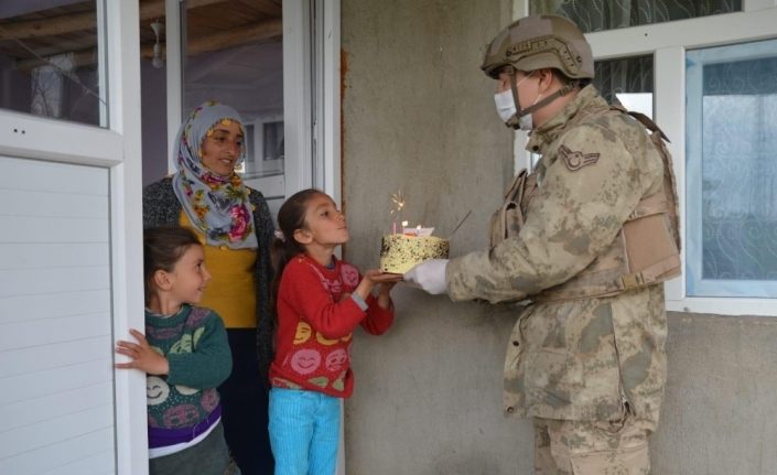 Van Çaldıran'da sokağa çıkamayan minik kıza sürpriz doğum günü