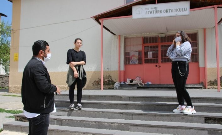 Sokağa çıkan çocuklar ilk olarak okullarına koştu