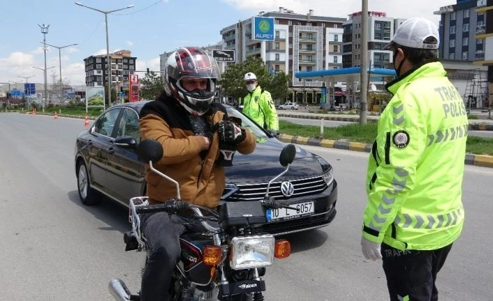 Van'da sokağa çıkma kısıtlamasına uymayan vatandaştan ilginç savunma: “Elim hamurlu, az önce hamur yaptım”