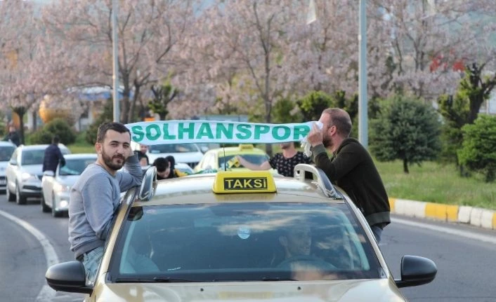 Solhanspor Efeler Ligine yükseldi, kutlama korona virüs tedbirlerine göre yapıldı