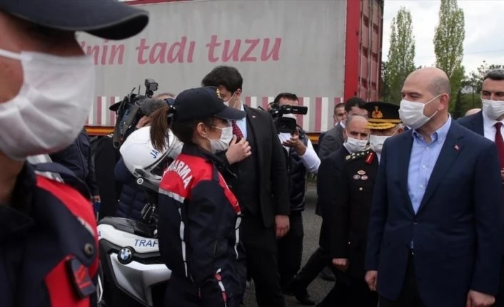 Soylu, Karayolu Güvenliği ve Trafik Haftası nedeniyle trafik kontrol noktasını ziyaret etti