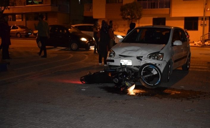 Sürücünün kontrolünden çıkan motosiklet, otomobilin altında kaldı:1 yaralı