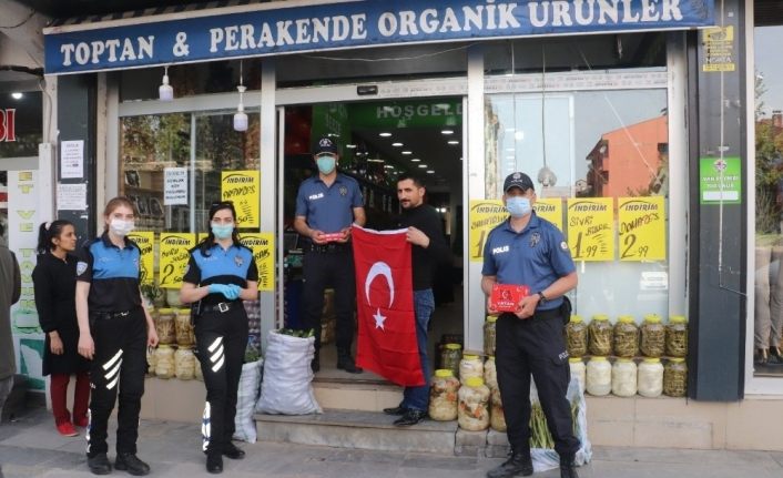 Tatvan Türk bayraklarıyla donatıldı