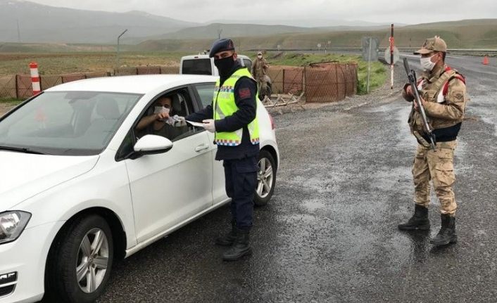 Van'da trafik uygulamasında vatandaşlara bayram şekeri